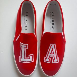 Super trandy spil-on sneakers.